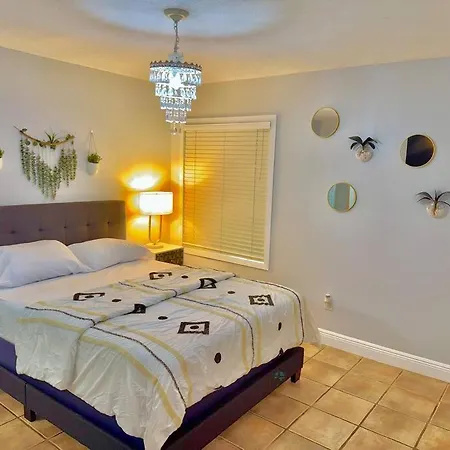 Miami Exclusive 5-Br Spacious House With Pool